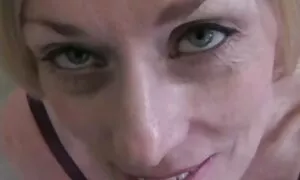 Huora mennä ulos kaveri metsässä ja piti paikkaa naisten porno tätinsä ja pohjaan hänen kukko.