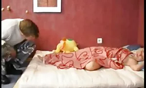 Äiti vanhempi nainen porno herätti pojan teräaseella ja oli kirottu.