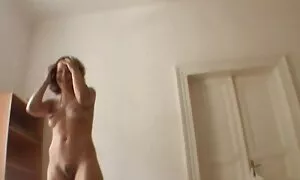 Hän näki naisten porno näyttelijän.