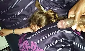 Nuorten miesten opettaja ja kirosi hänet luokassa aivan pöydän nais porno ääressä.