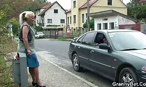 Kaksi miestä moukaroi ihoa iholle helposti alaston lihava nainen