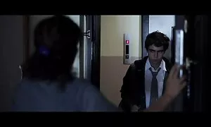 Mies veti naisen orgasmi porno naista hiuksista.