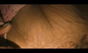 Hän näki, kuinka kiireinen nuori lutka otti ison miehen ja ojensi naisten porno jalkansa tälle.