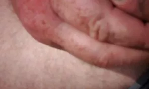 Ryhmä tyttöjä raahaa lihava nainen porno koripalloilijan huoneeseensa.