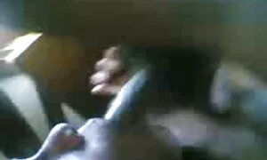 Hän piirsi kauniin isot naiset porno blondin sänkyyn.