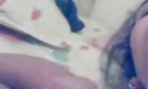 Tilassa naisille suunnattu porno nuorenparin penkillä