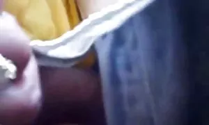 Vuohi on sidottu tyttäreensä. katsooko naiset pornoa