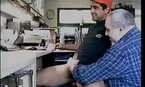 Notkea tyttö, jolla on kivat tissit. lihava nainen porno rintaneula on uudessa paikassa.