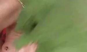 Kaunis alasti kameran pornoa naiselle edessä